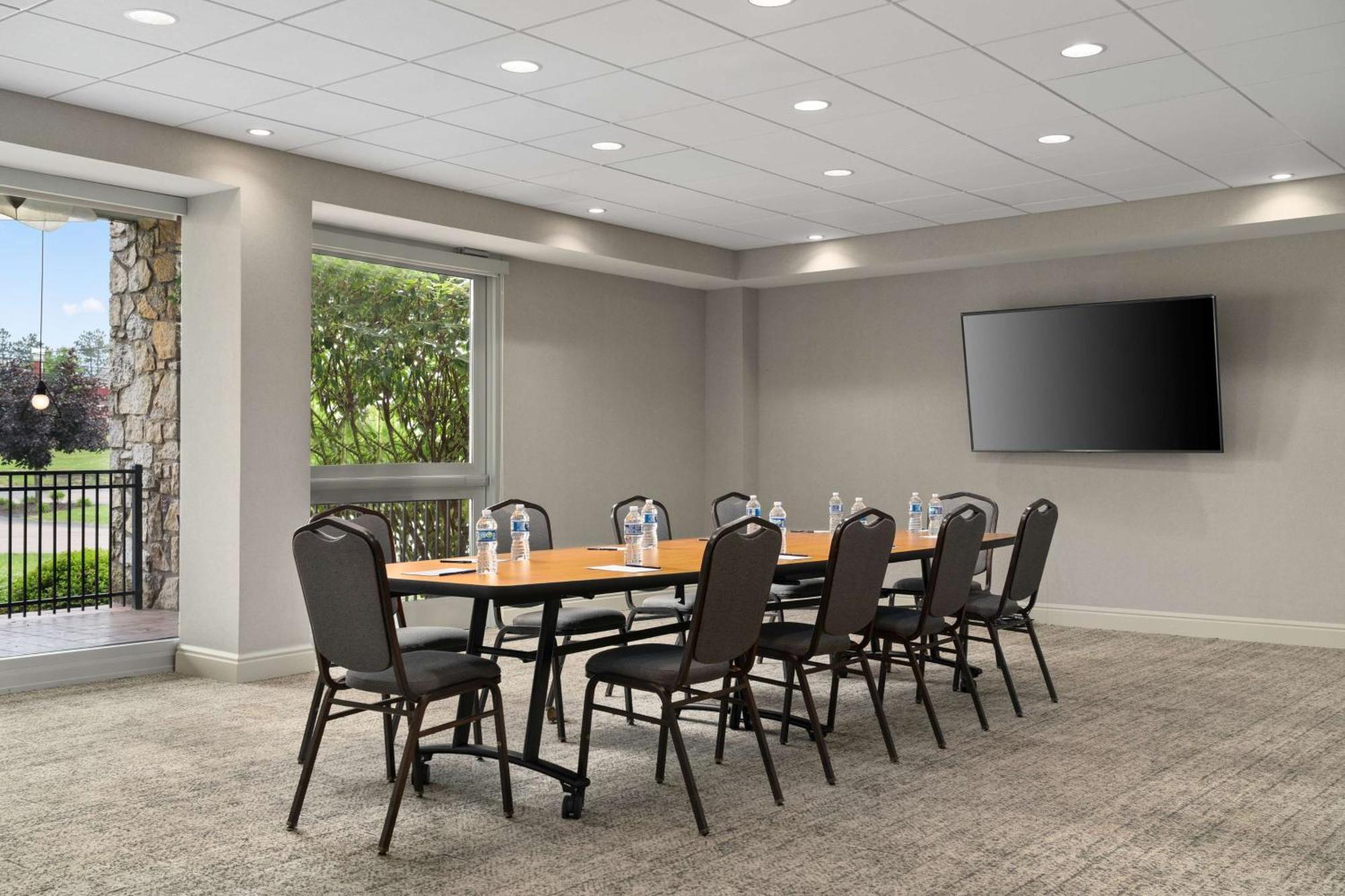 Отель Doubletree By Hilton Pittsburgh Airport Moon Township Экстерьер фото