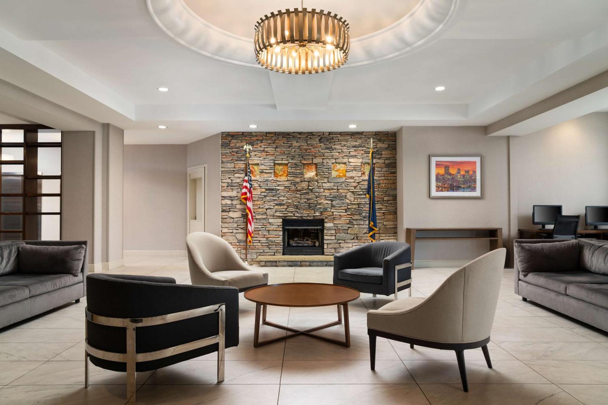 Отель Doubletree By Hilton Pittsburgh Airport Moon Township Экстерьер фото