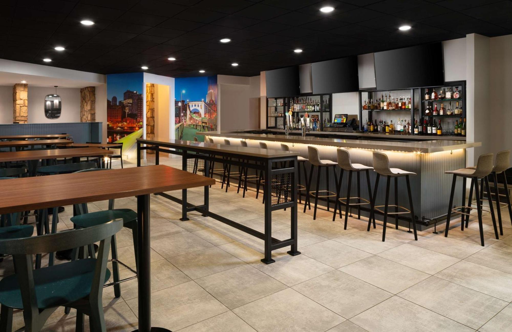 Отель Doubletree By Hilton Pittsburgh Airport Moon Township Экстерьер фото