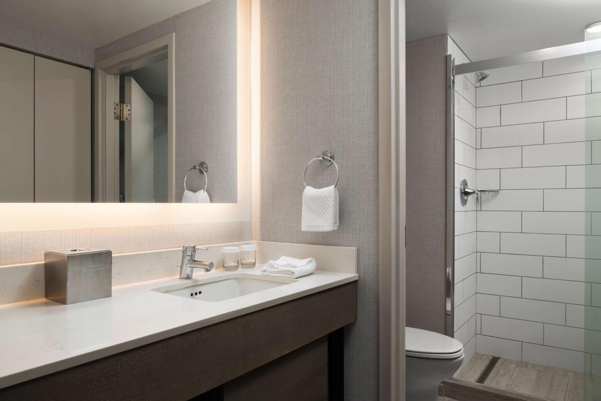 Отель Doubletree By Hilton Pittsburgh Airport Moon Township Экстерьер фото