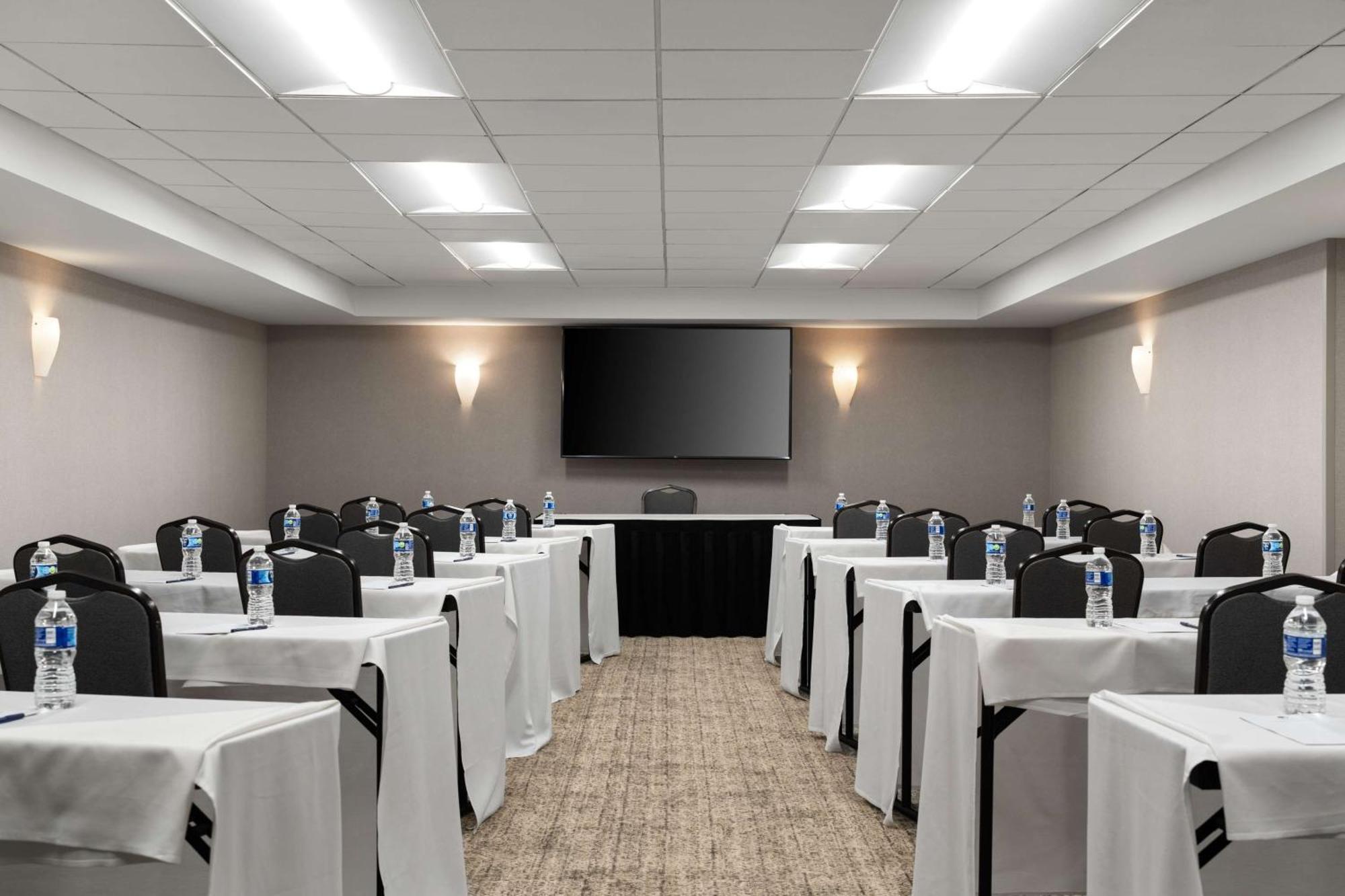 Отель Doubletree By Hilton Pittsburgh Airport Moon Township Экстерьер фото