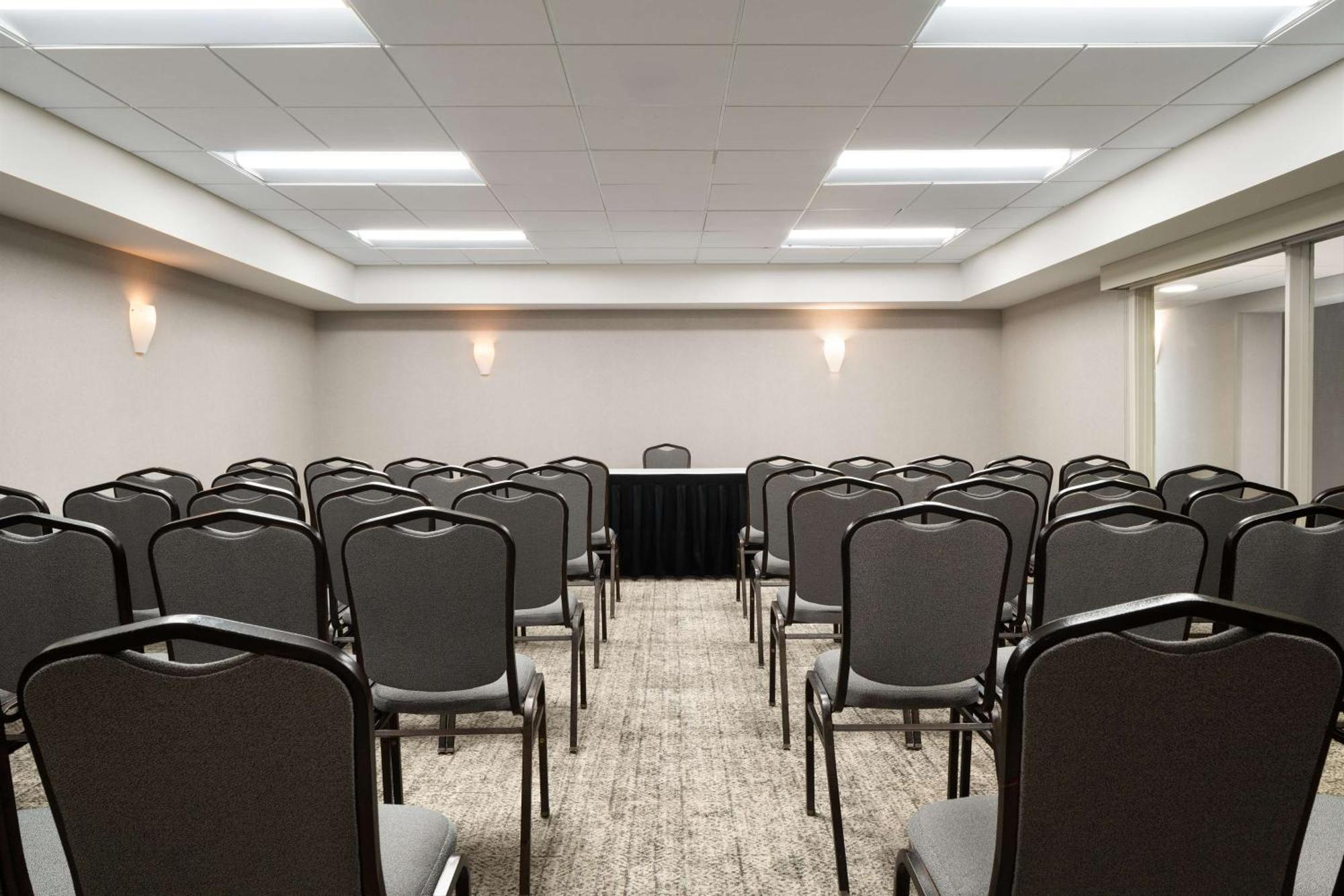 Отель Doubletree By Hilton Pittsburgh Airport Moon Township Экстерьер фото