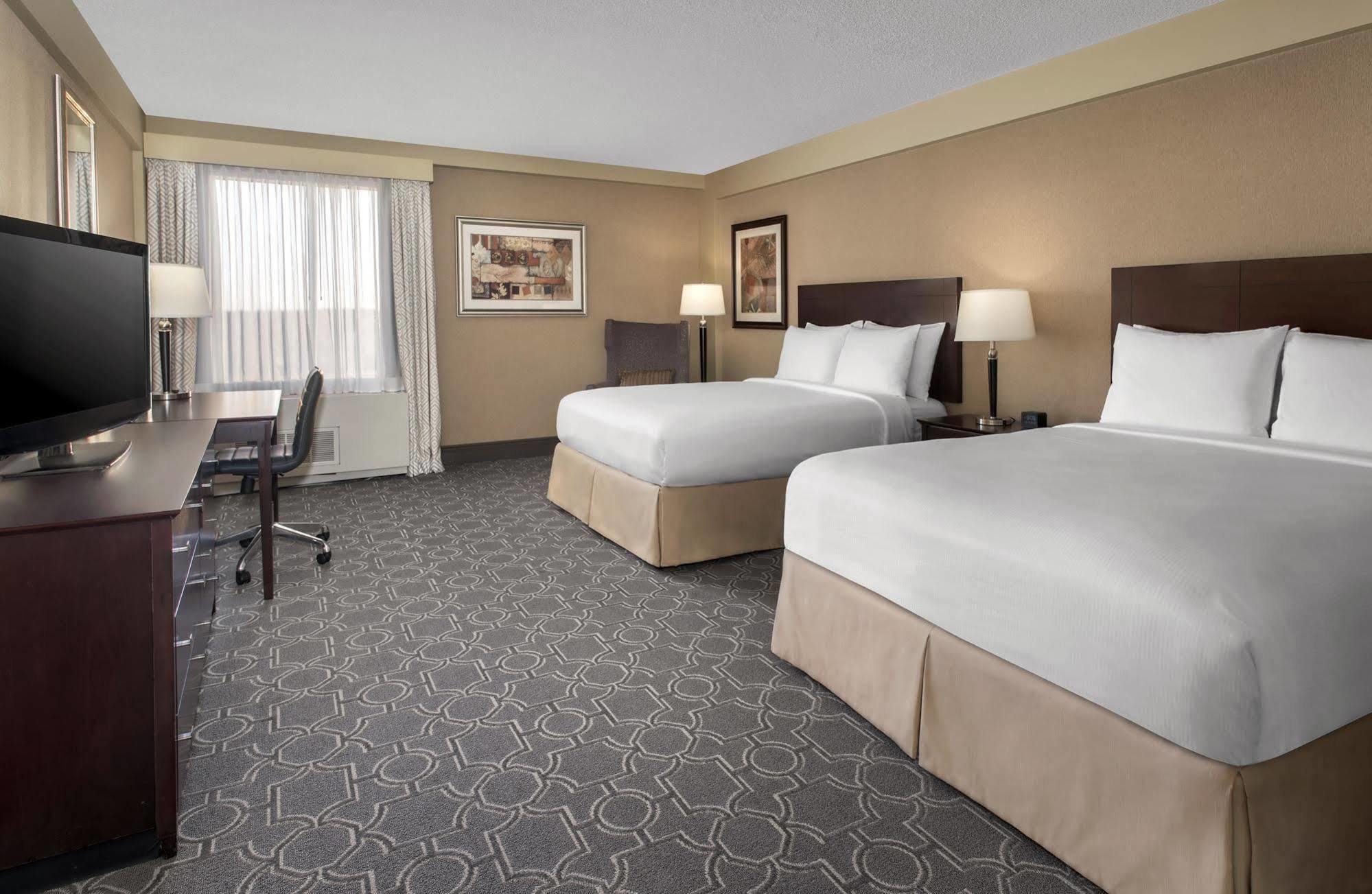 Отель Doubletree By Hilton Pittsburgh Airport Moon Township Экстерьер фото